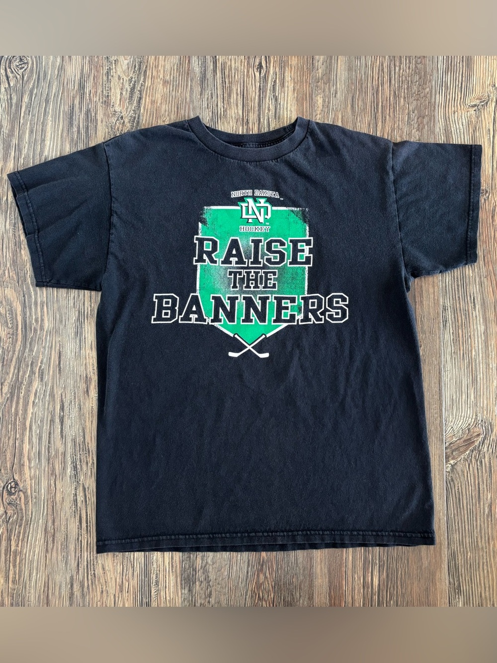 CI Sport University of North Dakota UND 2015-16 Hockey S/S T-Shirt M Faded Black